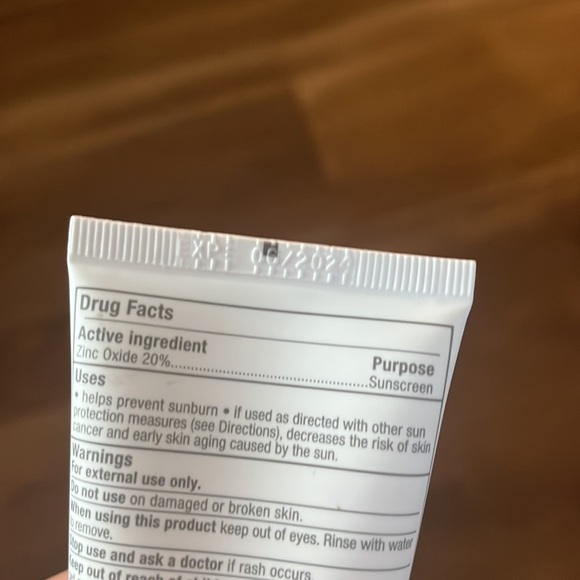 First Aid Beauty MINERAL SUNSCREEN ZINC OXIDE BROAD SPECTRUM SPF 30 - Picture 3 of 6